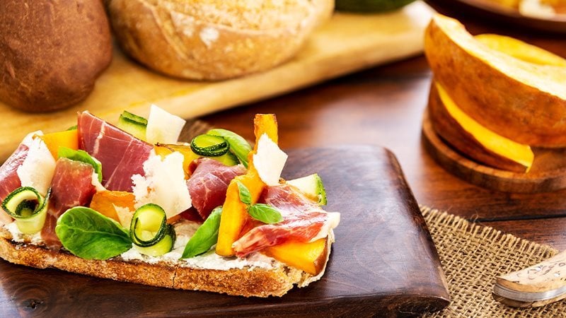 Tartine con prosciutto crudo e verdurine_16_9